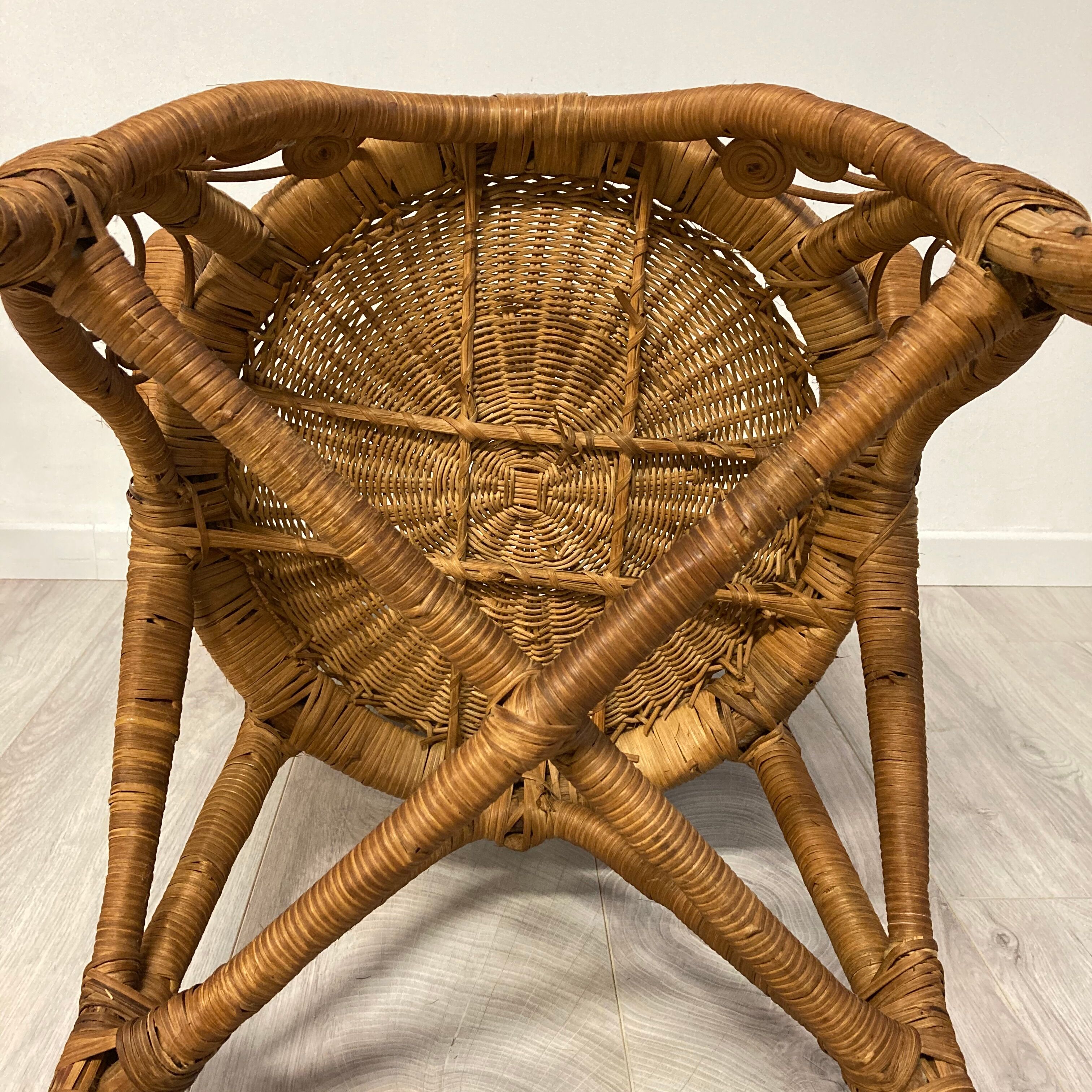 Peacock chair with armrests