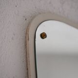 Miroir déco avec cadre en bois peint en blanc et détails dorés