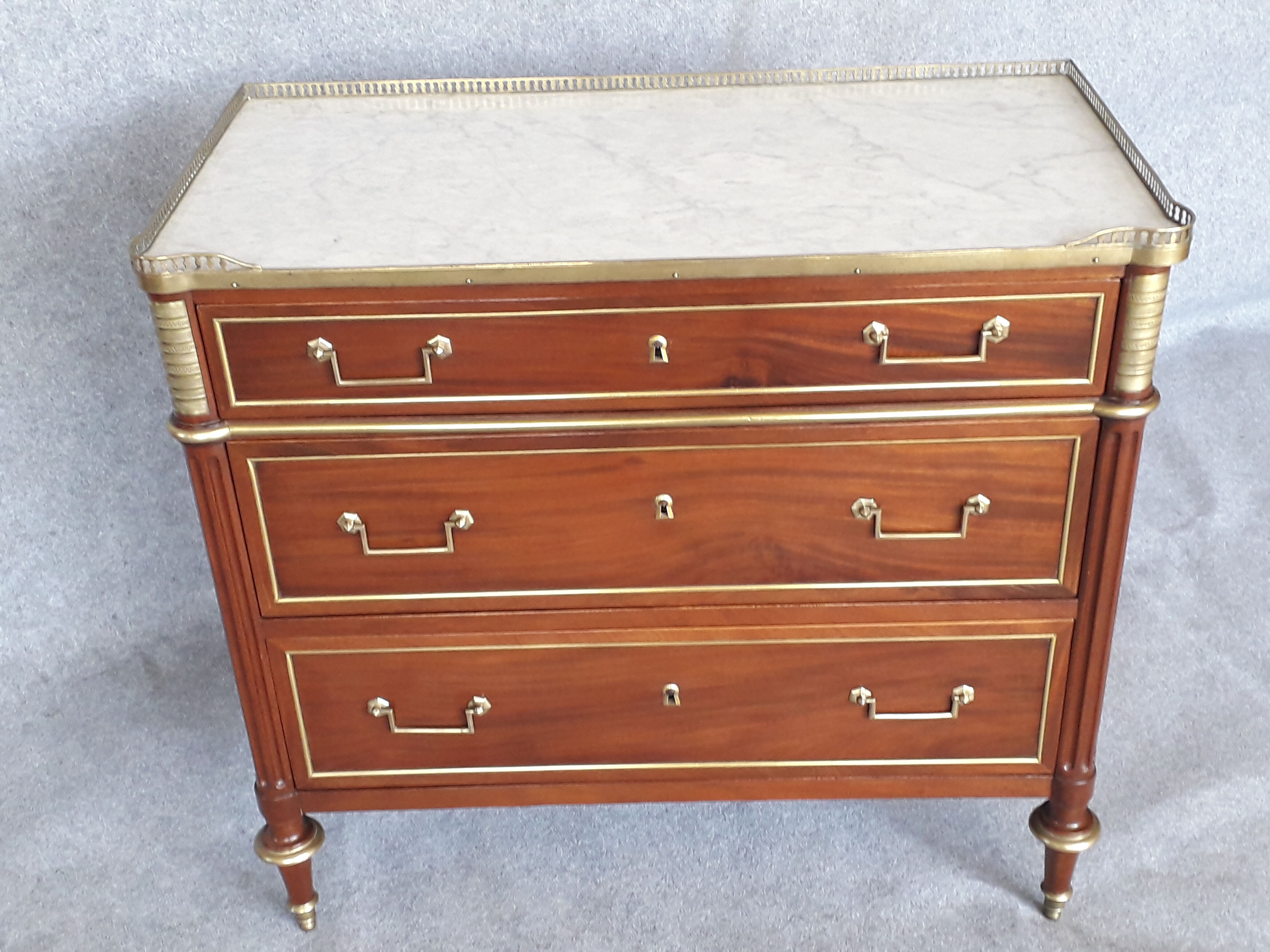 Commode d'époque Louis XVI en acajou