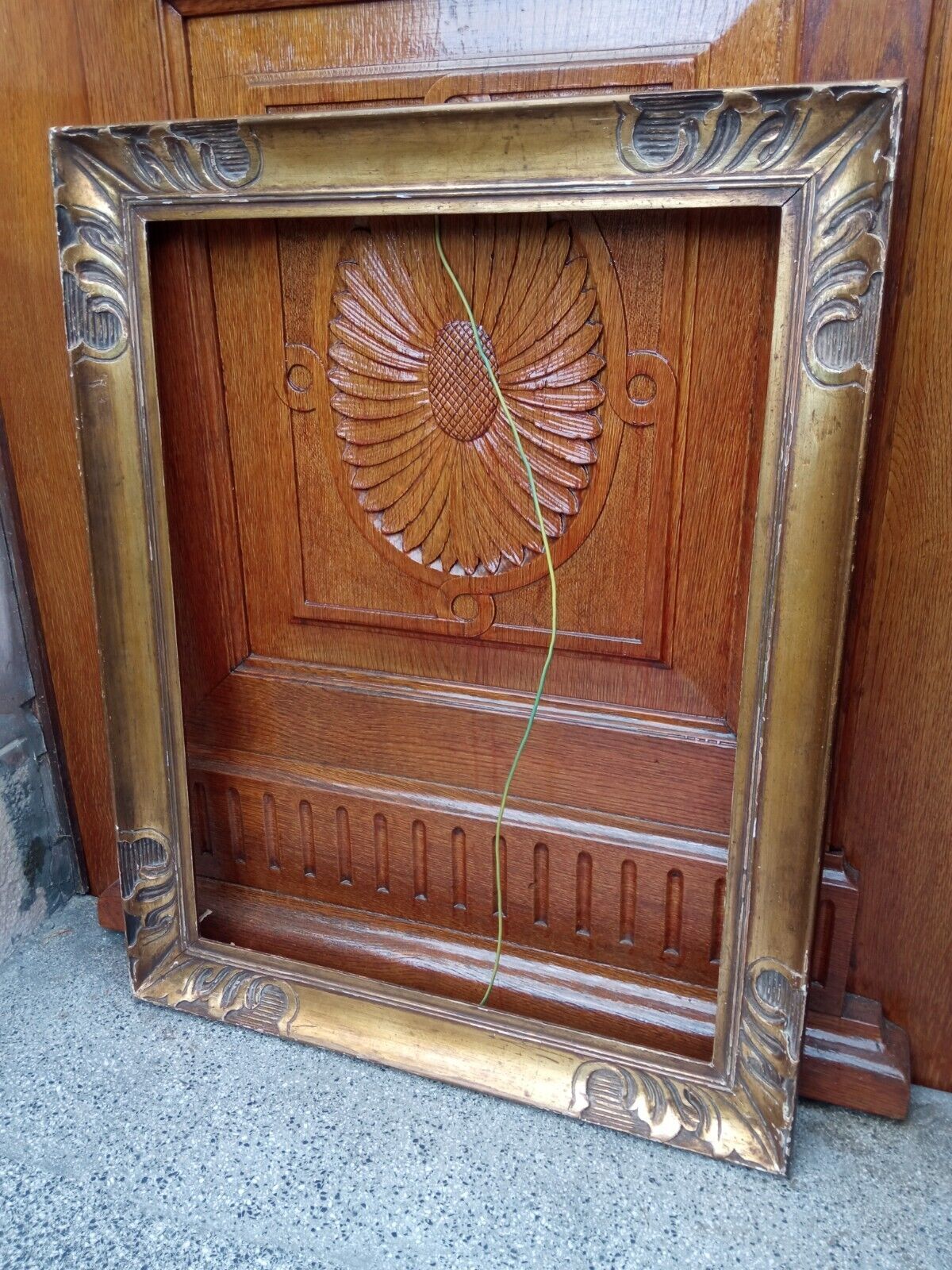 Old Montparnasse frame with keys and gilded leaf - Format 15 P - circa 1950