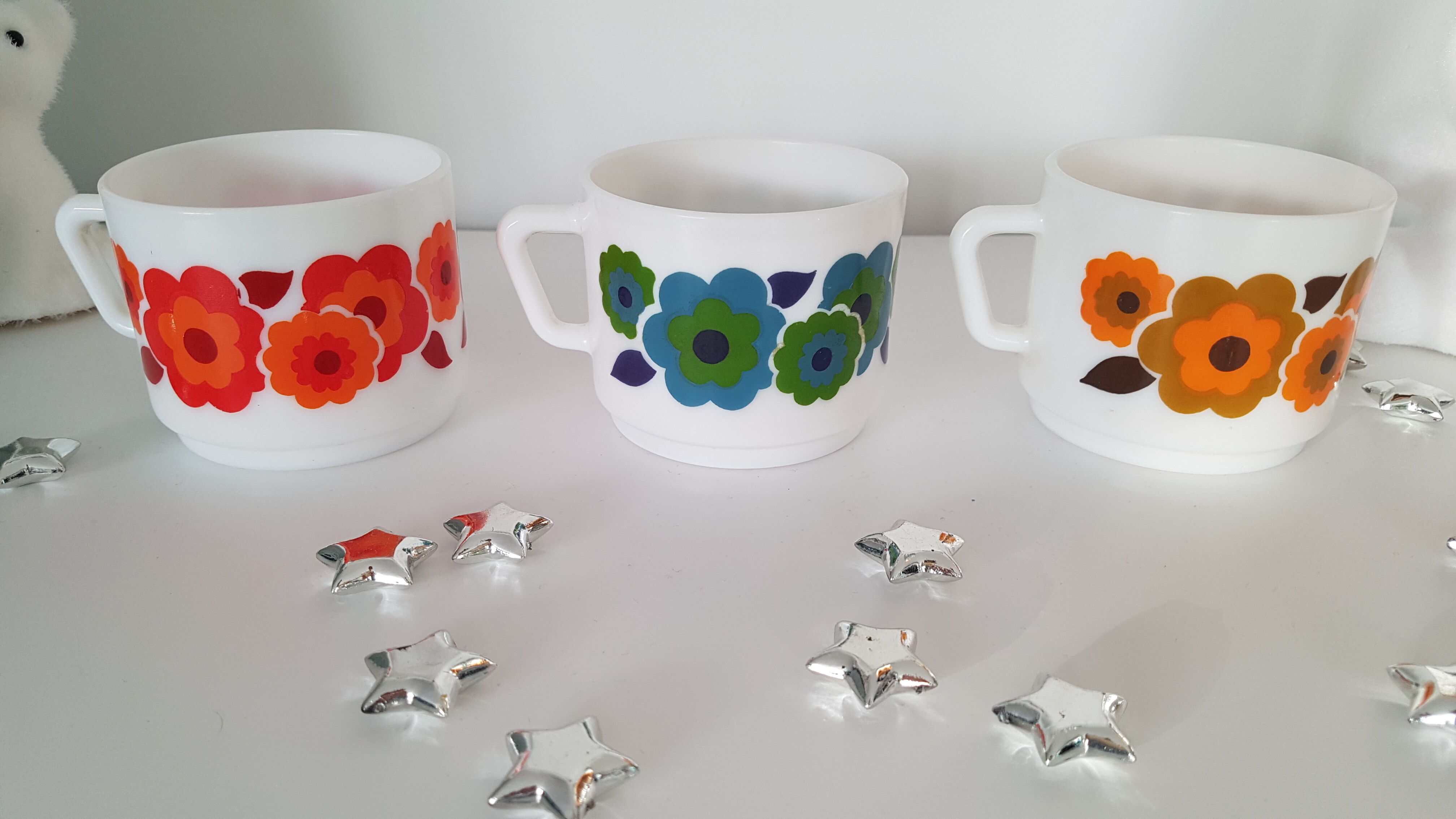 3 large Lotus Arcopal coffee cups