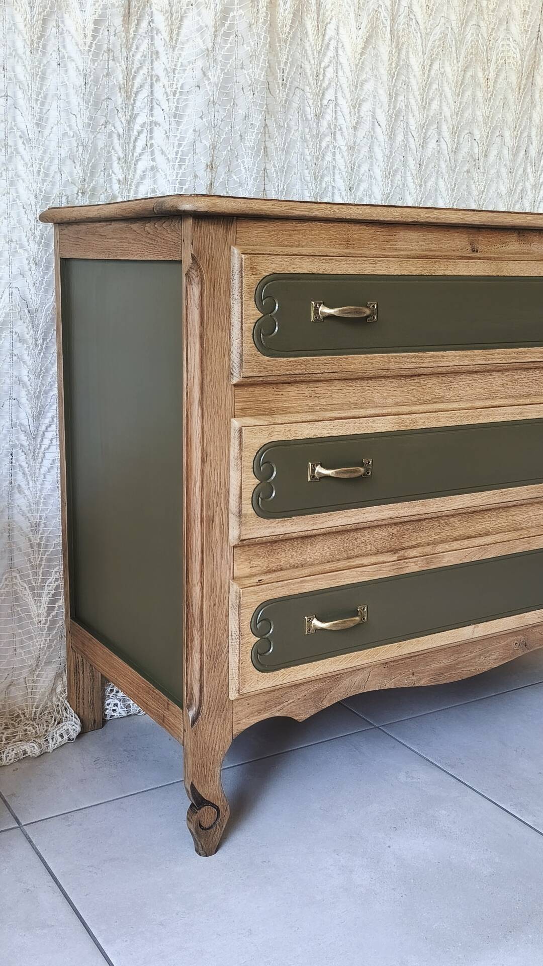 Oak chest of drawers