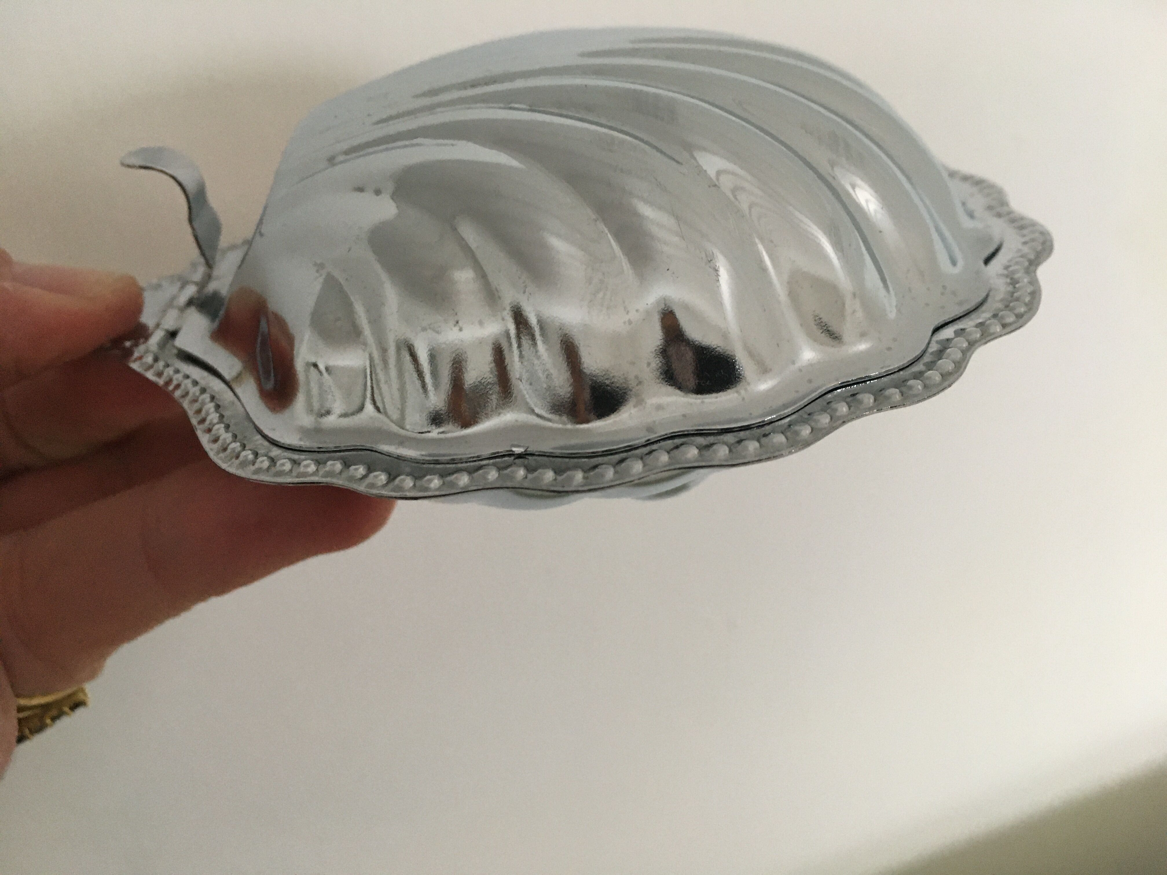 Empty chrome metal pockets shape scallops