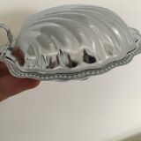 Empty chrome metal pockets shape scallops