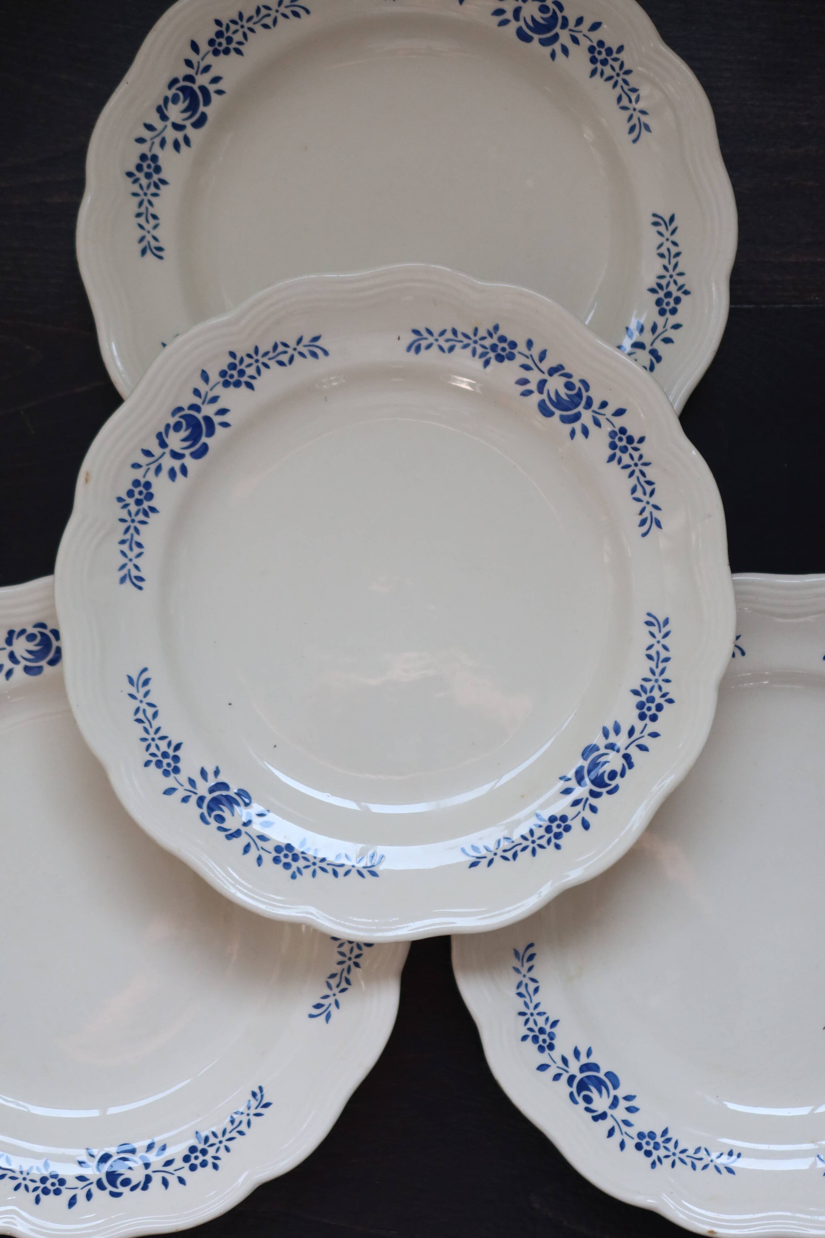 4 vintage white and blue earthenware dinner plates - Floral design