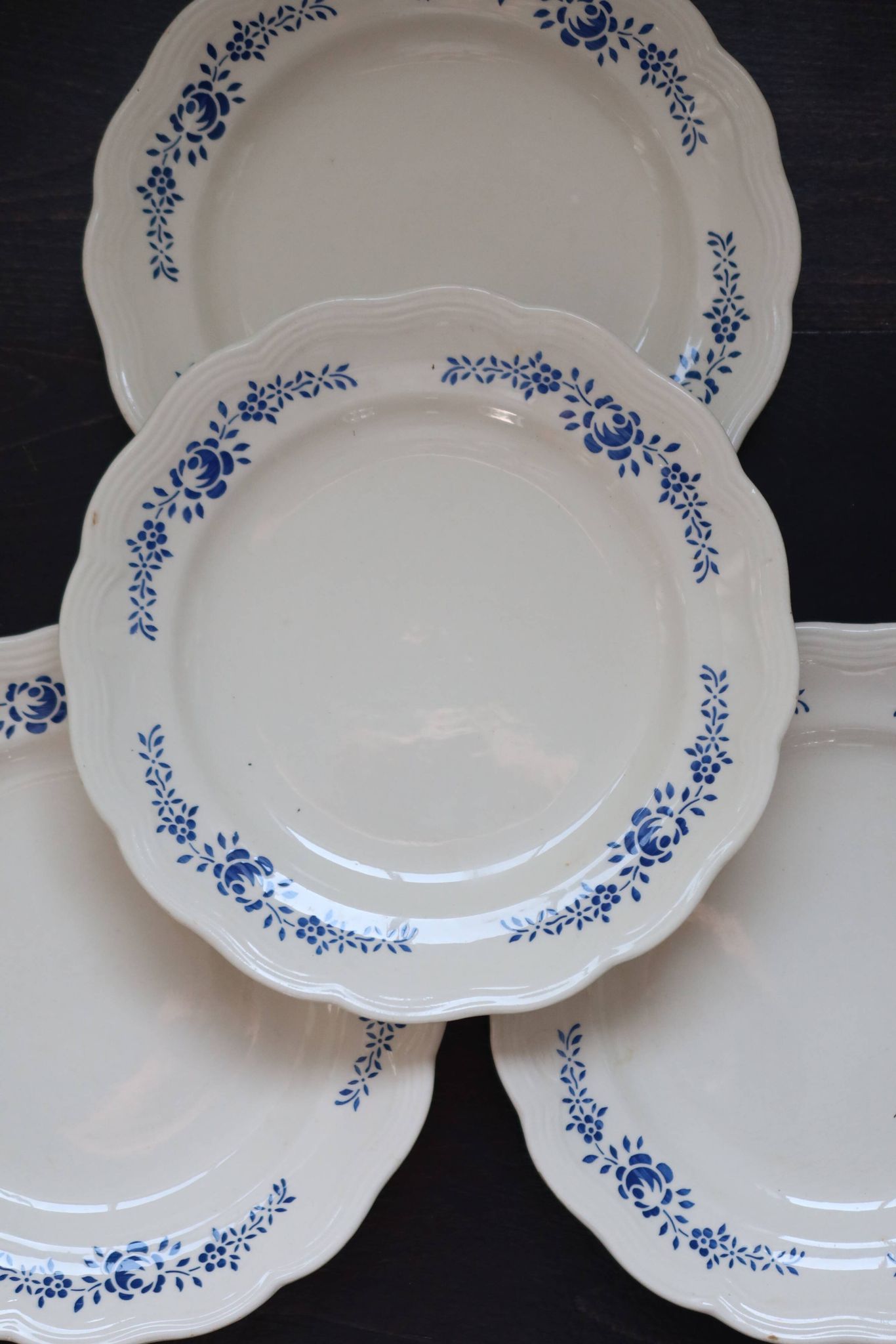 4 assiettes plates vintage en faïence banche et bleue - Décor fleuri