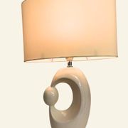 Lampe de table en céramique crème d'inspiration mid-century, avec abat-jour