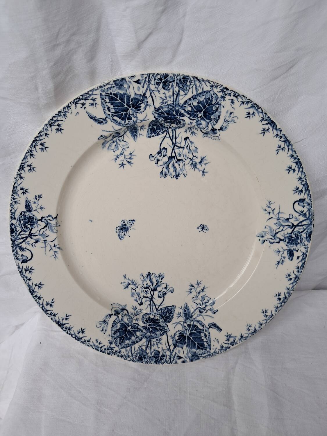 Round Gien porcelain dish with blue cyclamen motif