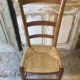 Chaise basse paillée de nourrice en merisier