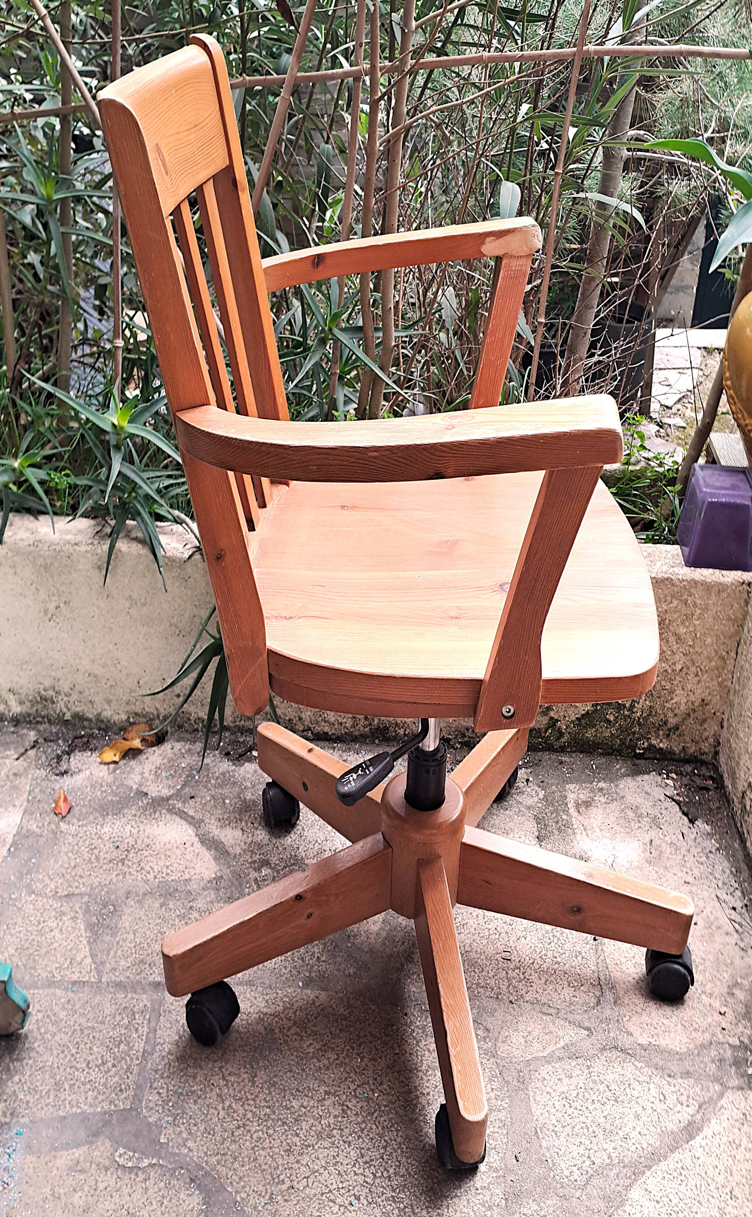 Adjustable office chair in light varnished wood from 1980. Chair sold individually.