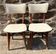 Paire de chaises vintage à dossier et assise garnis, style années 1950