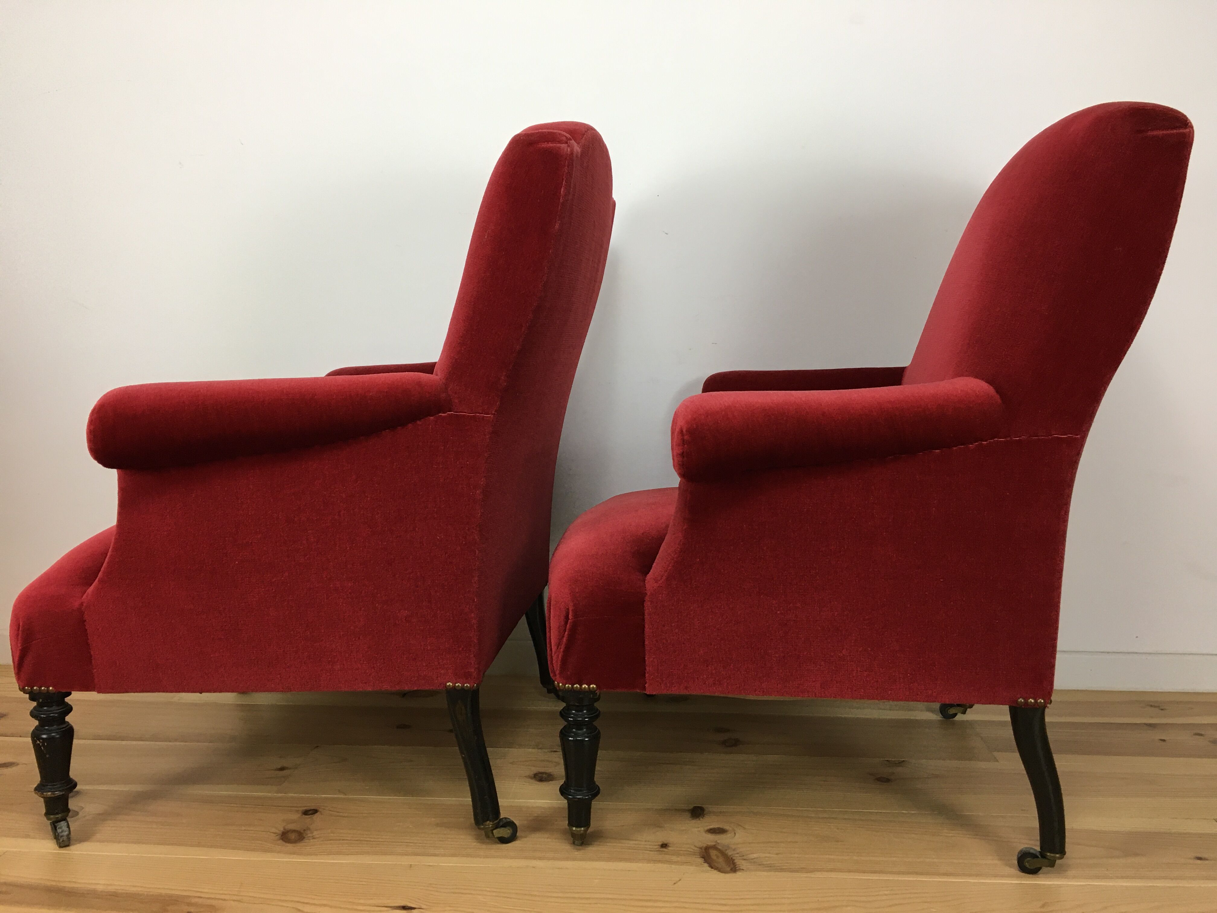 Paire de fauteuils crapaud Napoléon III en velours rouge