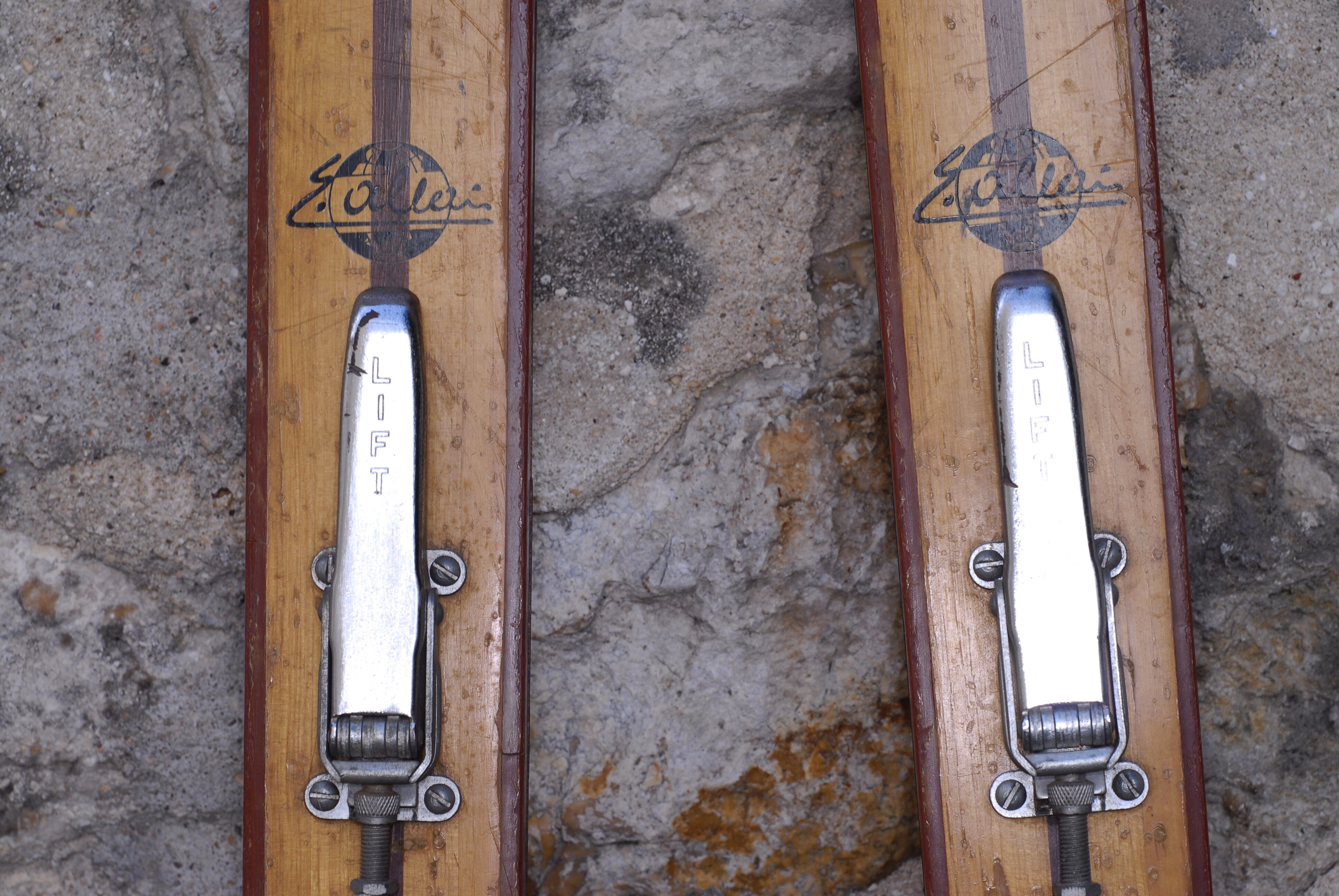 Pair of Skis Rossignol vintage in Hickory with his sticks in dural - 40-50 years