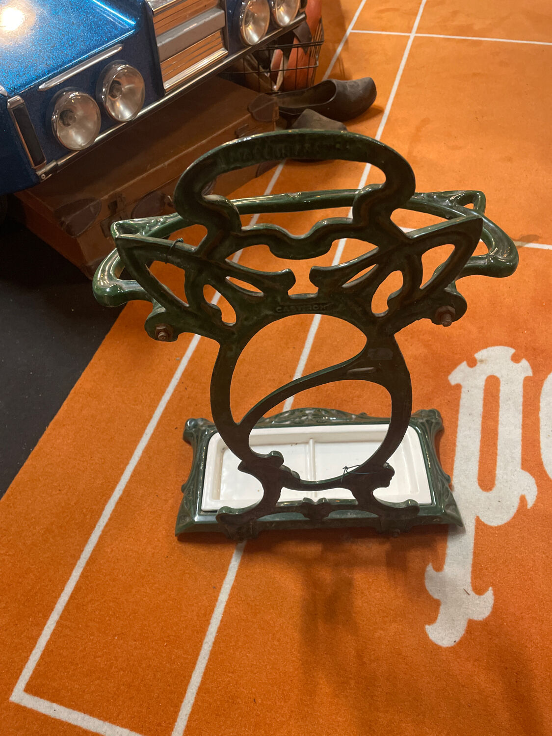 Cast iron umbrella door