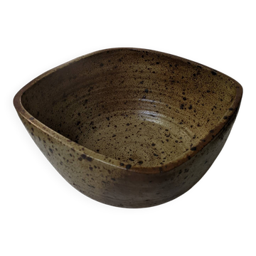 Artisanal stoneware salad bowl with pyrite decoration in a Scandinavian bohemian country style.