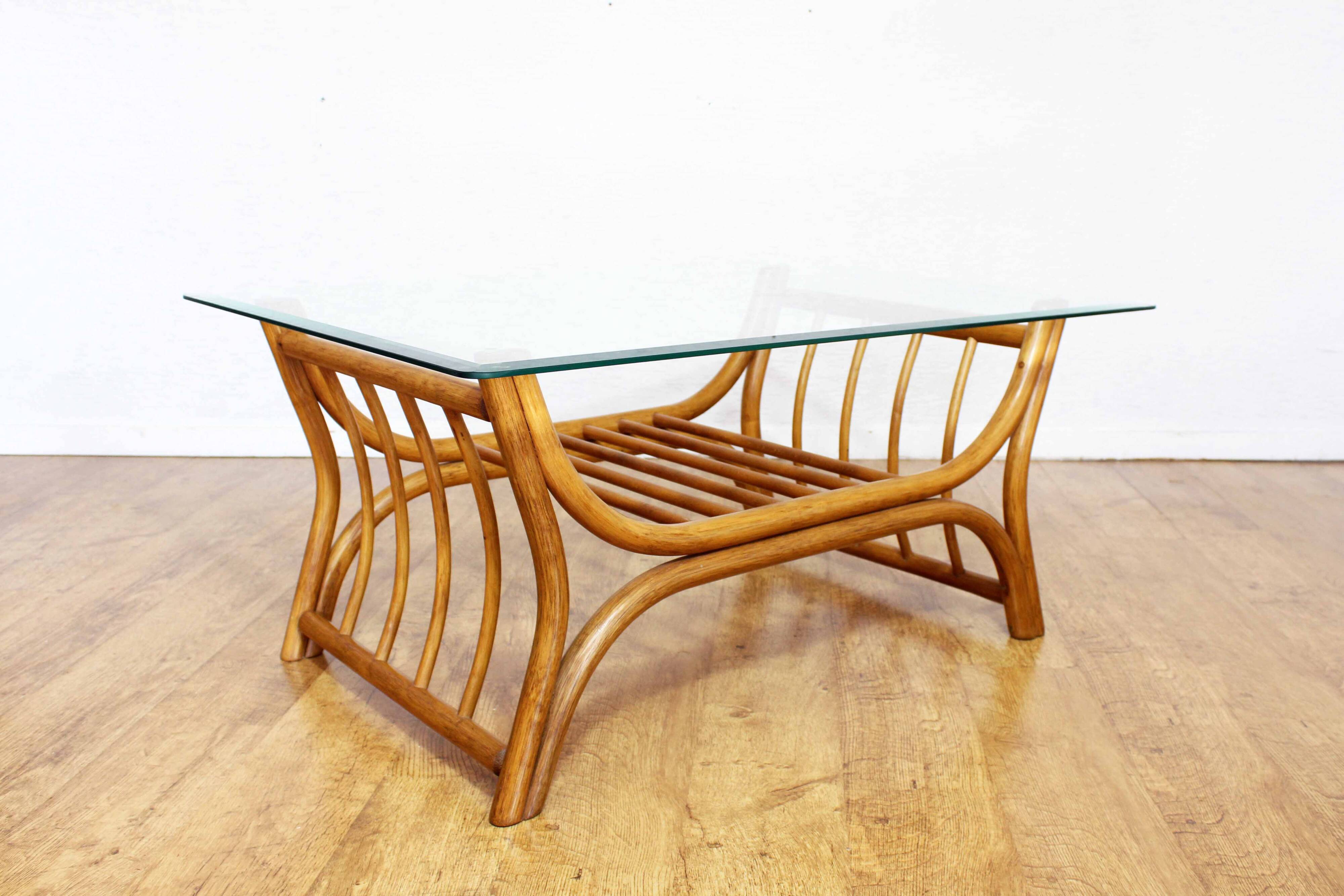 Table basse en rotin et verre