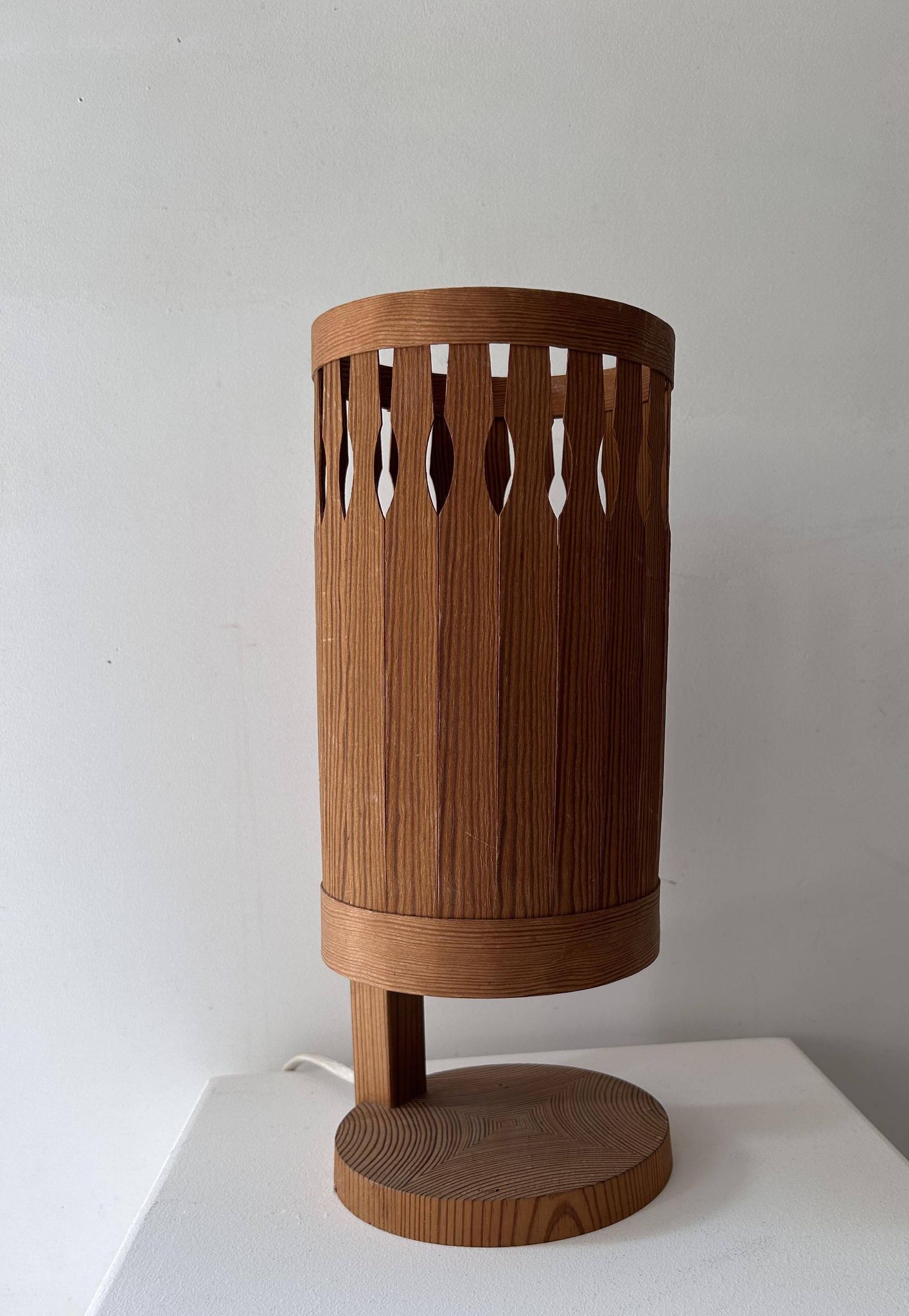 Lampe de table en lamelle de pin, Suède 1970