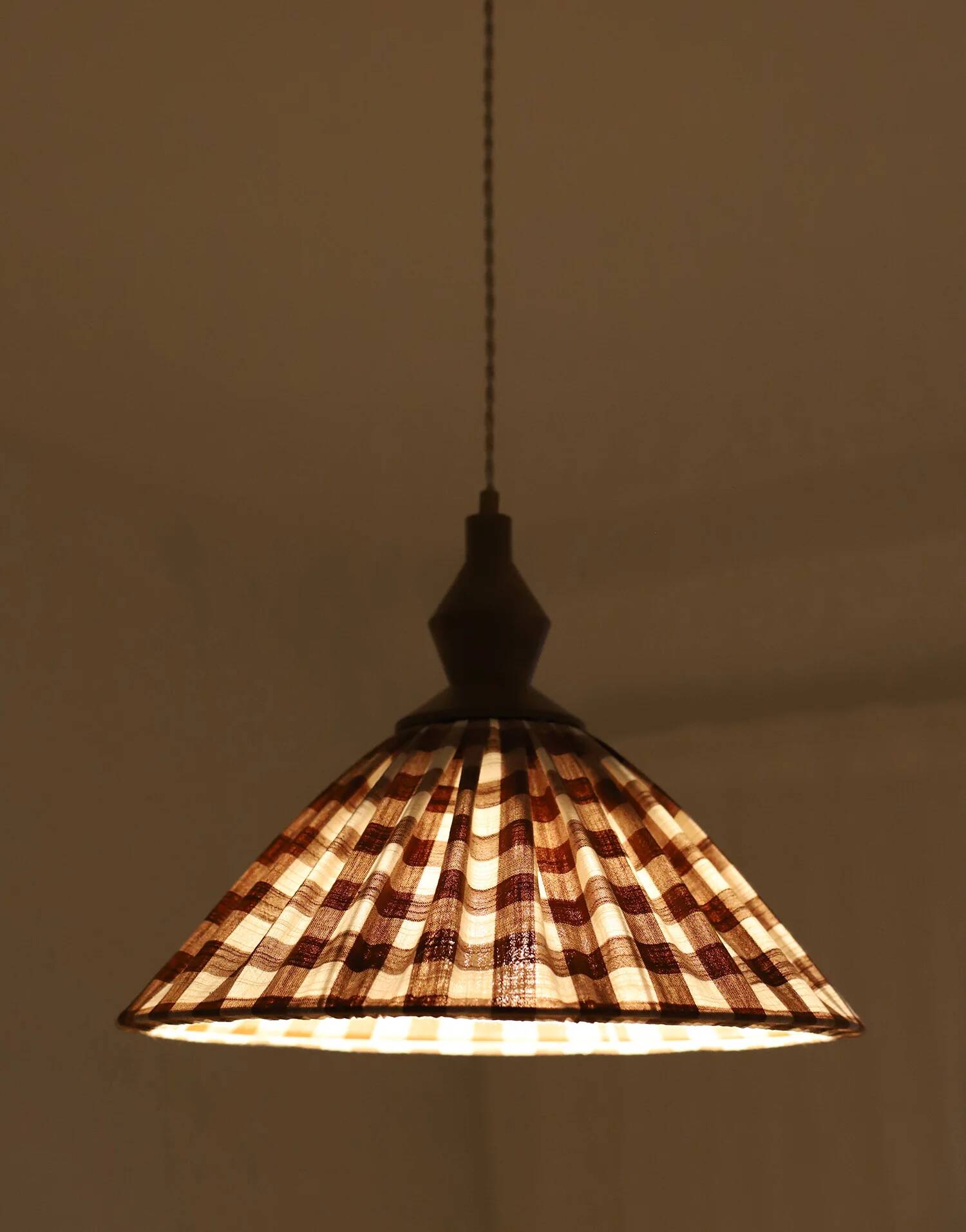 Suspension plissée "Olga" tissu à carreaux terra et finition bois tourné