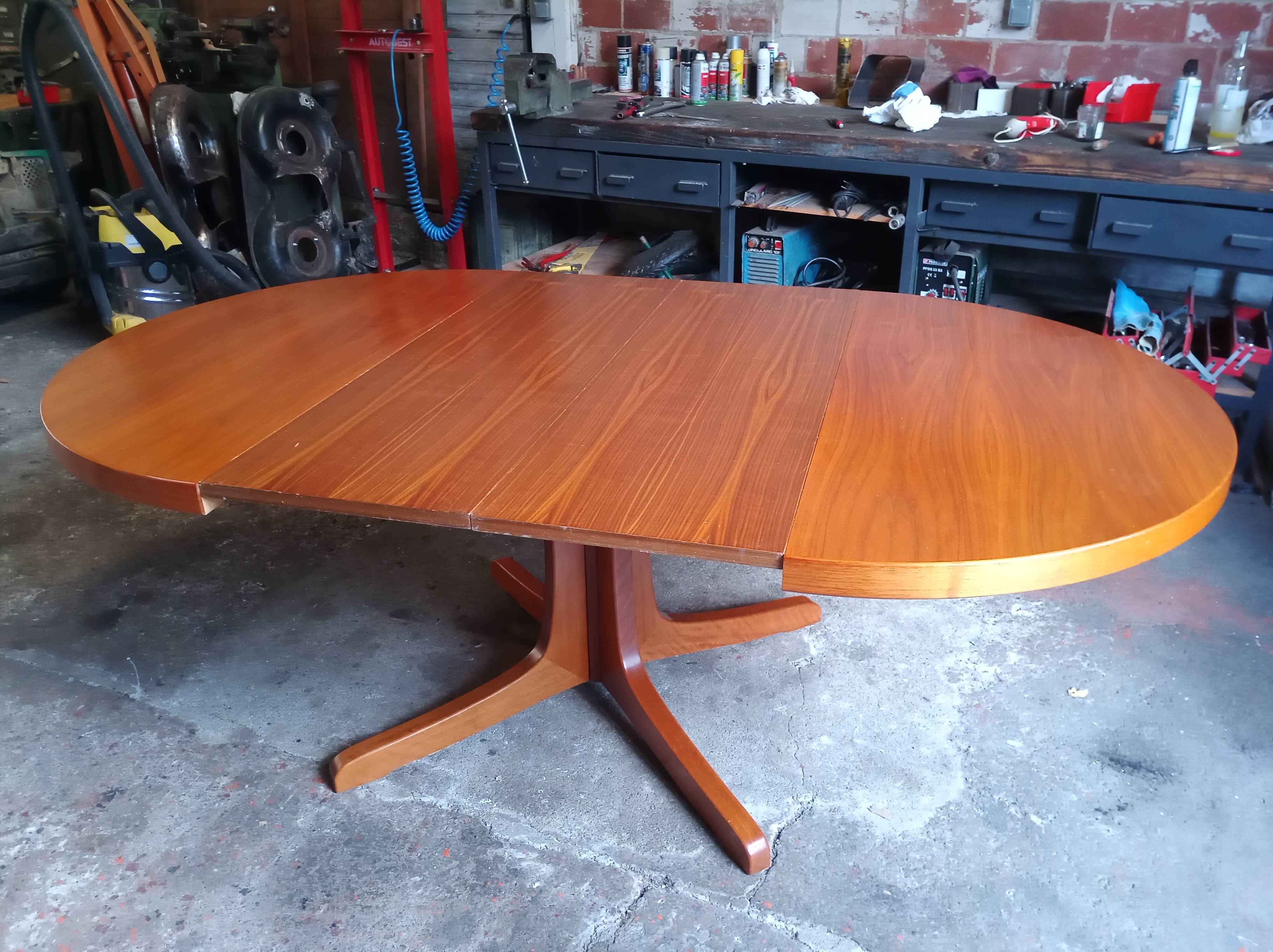 Scandinavian extending table