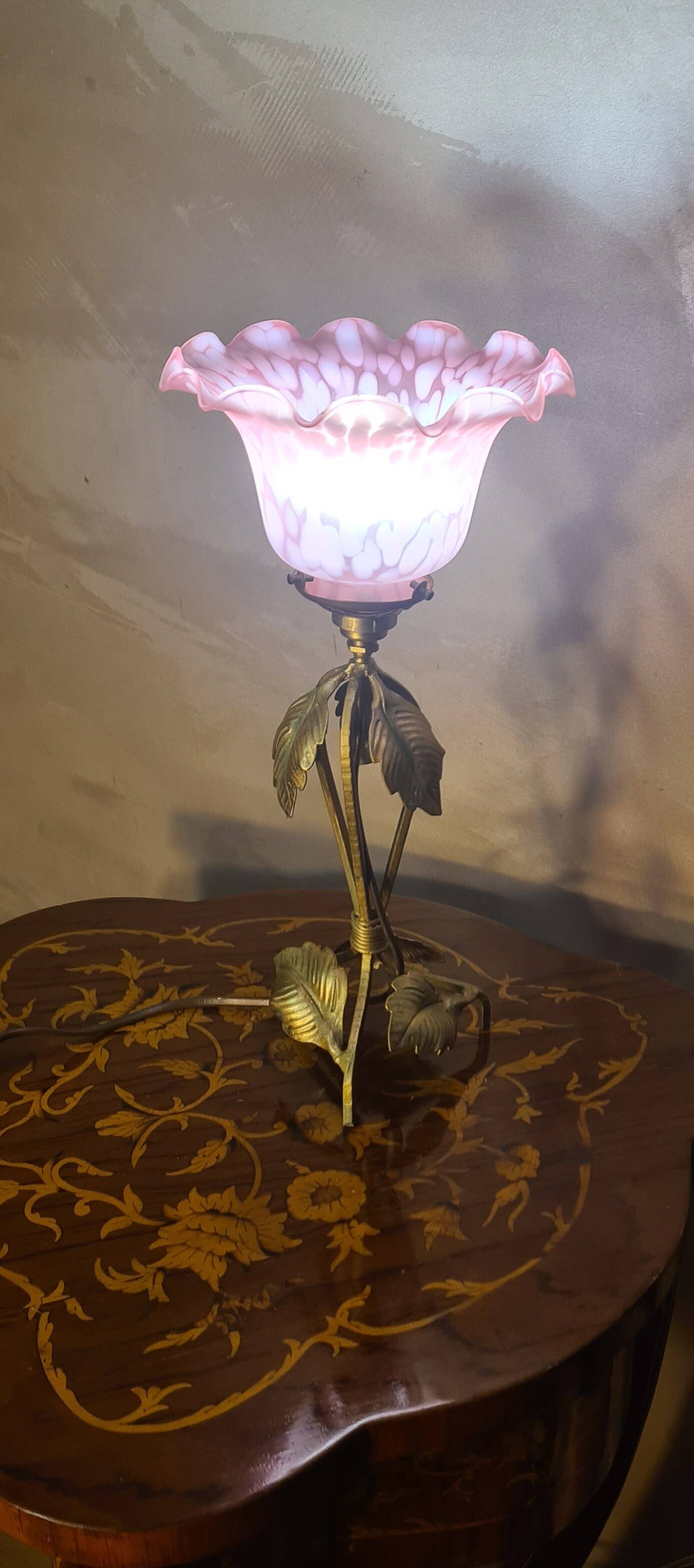 Lampe fer forgé patine bronze 1920 a 40 jolie tulipe pate de verre rose 36x