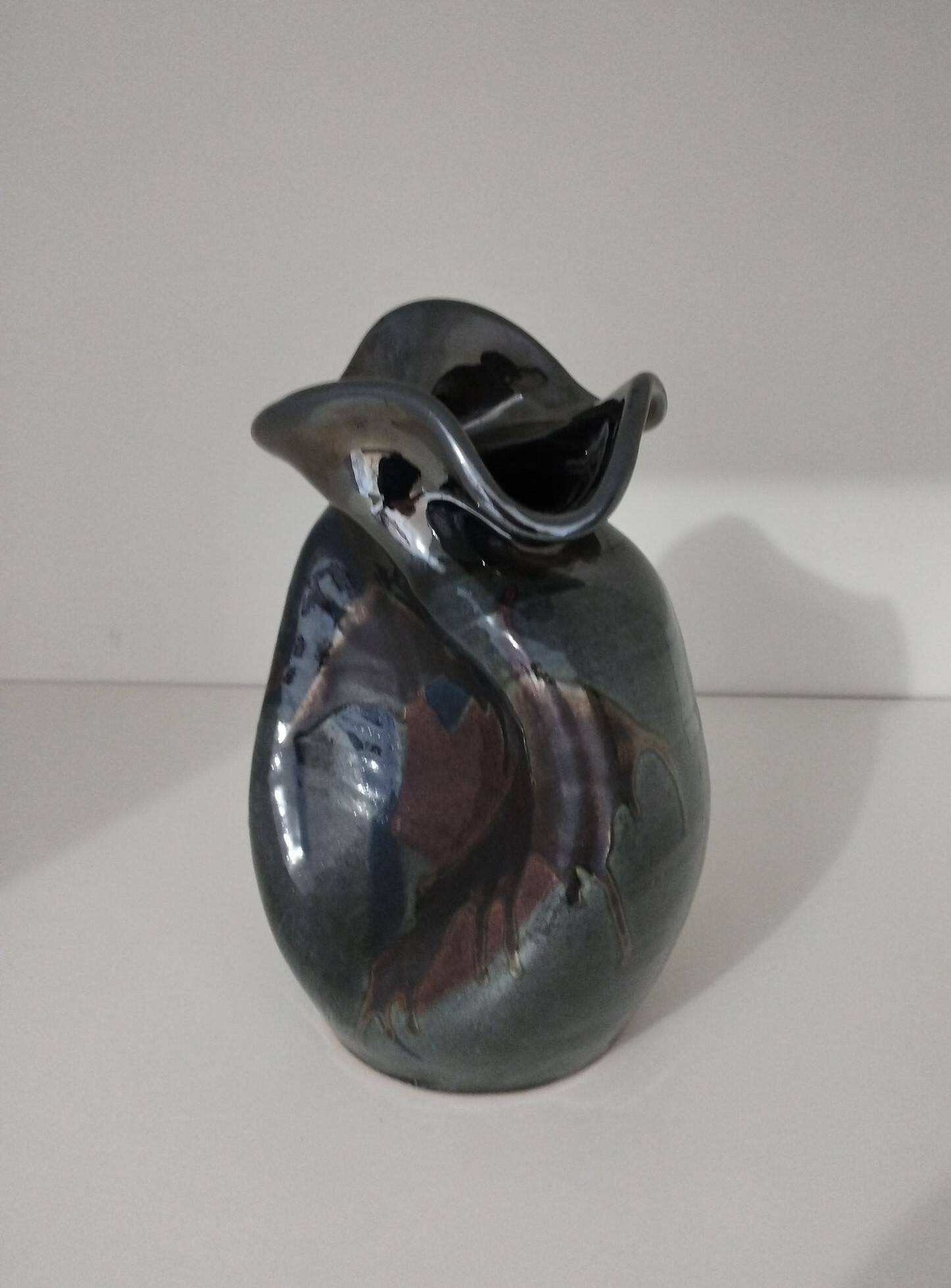 Vase émaillé signé par Thomas Buxo de forme libre asymétrique