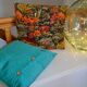 Coussin vert scandinave avec boutons en bois