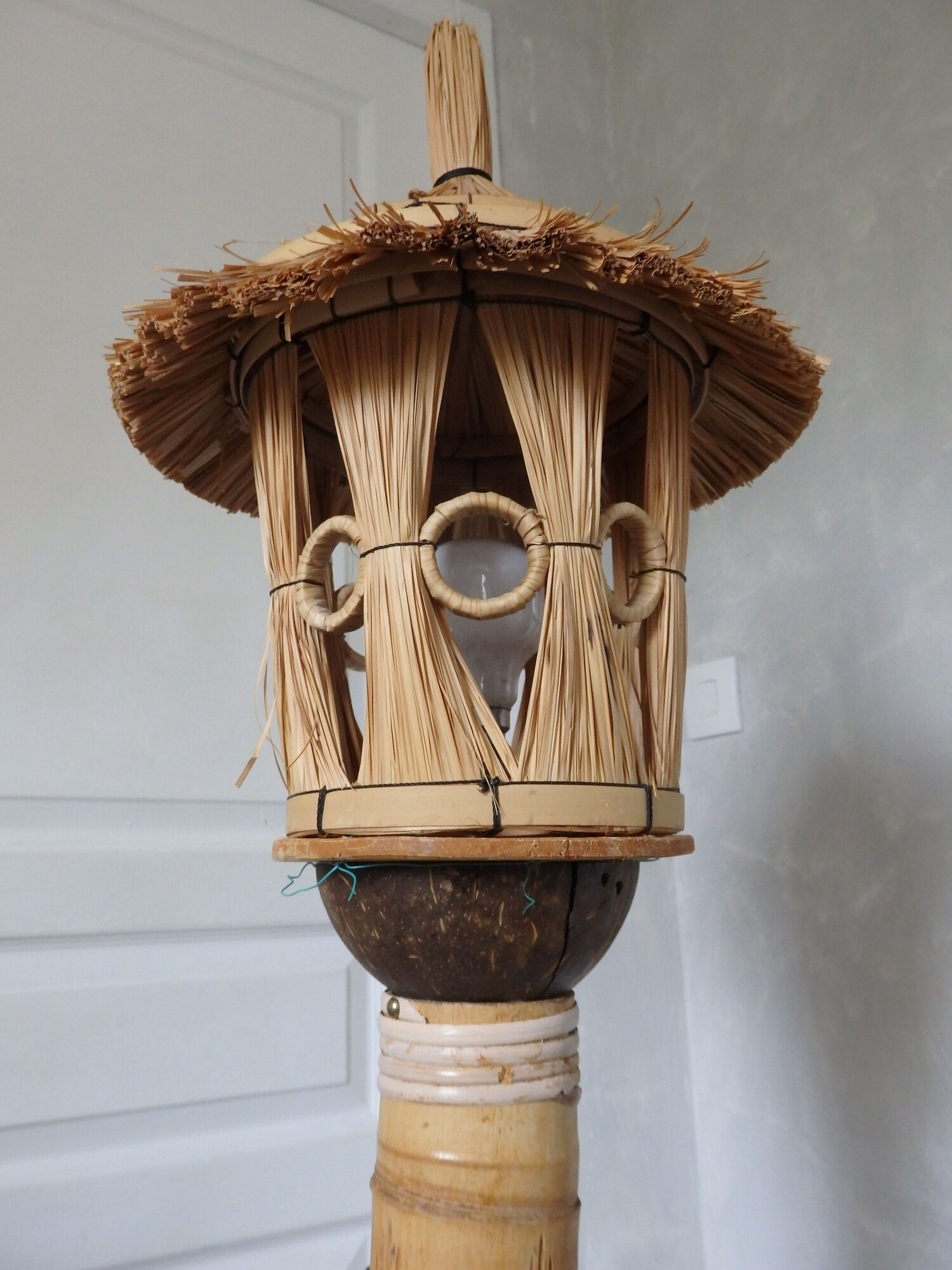 Lampadaire vintage en bambou et rotin