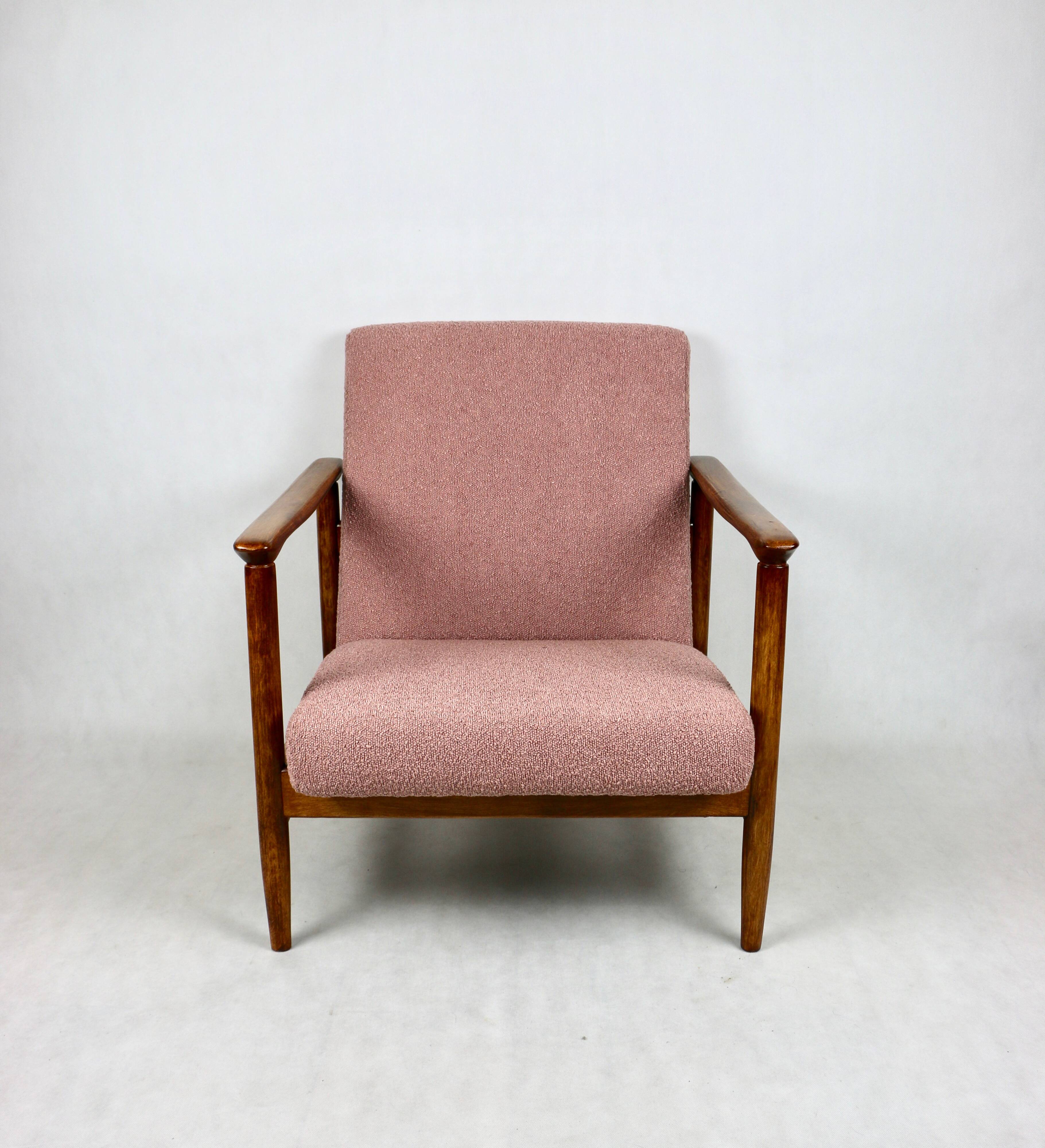 Fauteuil GFM-142 conçu par Edmund Homa des années 70, en bouclé rose - 2 pièces disponibles.