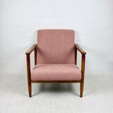 Fauteuil GFM-142 conçu par Edmund Homa des années 70, en bouclé rose - 2 pièces disponibles.