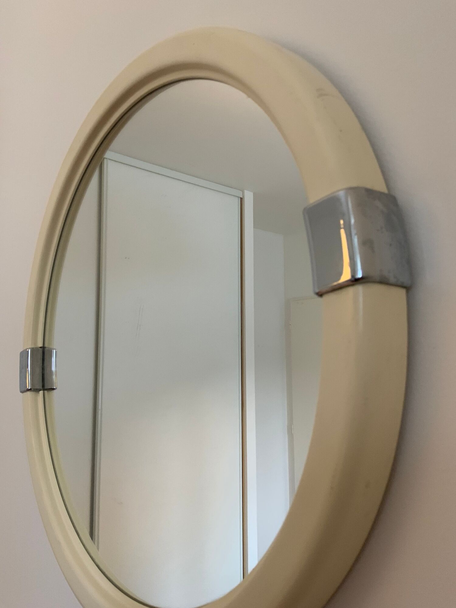 Vintage mirror round edge in white plastic and chrome diameter 46 cm