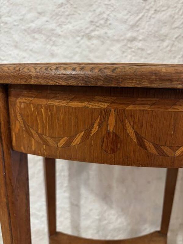 Table d'appoint en bois avec marqueterie