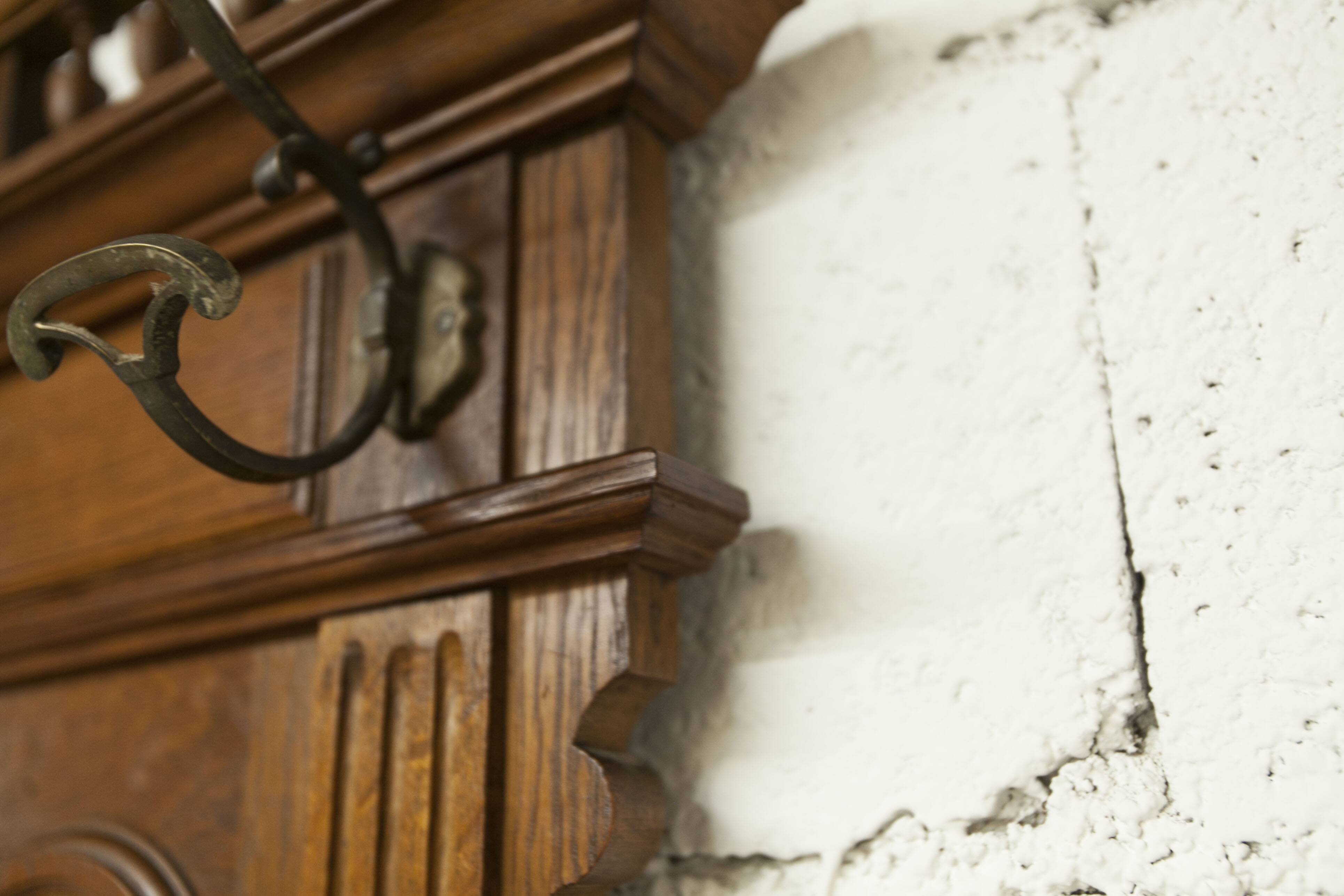 Vestiaire Napoléon III en noyer fin 19e, 3 miroirs, marbre, 8 patères