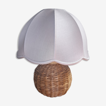 Bedside lamp foot ball in natural fiber, rattan, pink lampshade