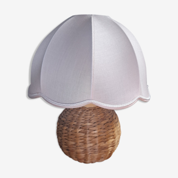 Lampe de chevet pied boule en fibre naturelle, rotin, abat jour rose