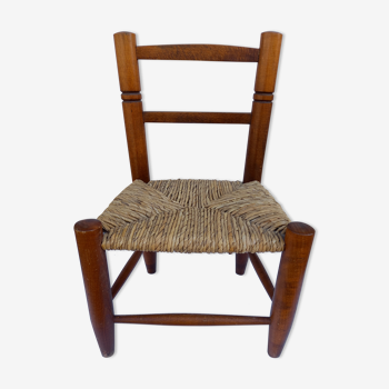Chaise en bois et paillage