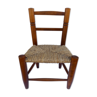 Chaise en bois et paillage