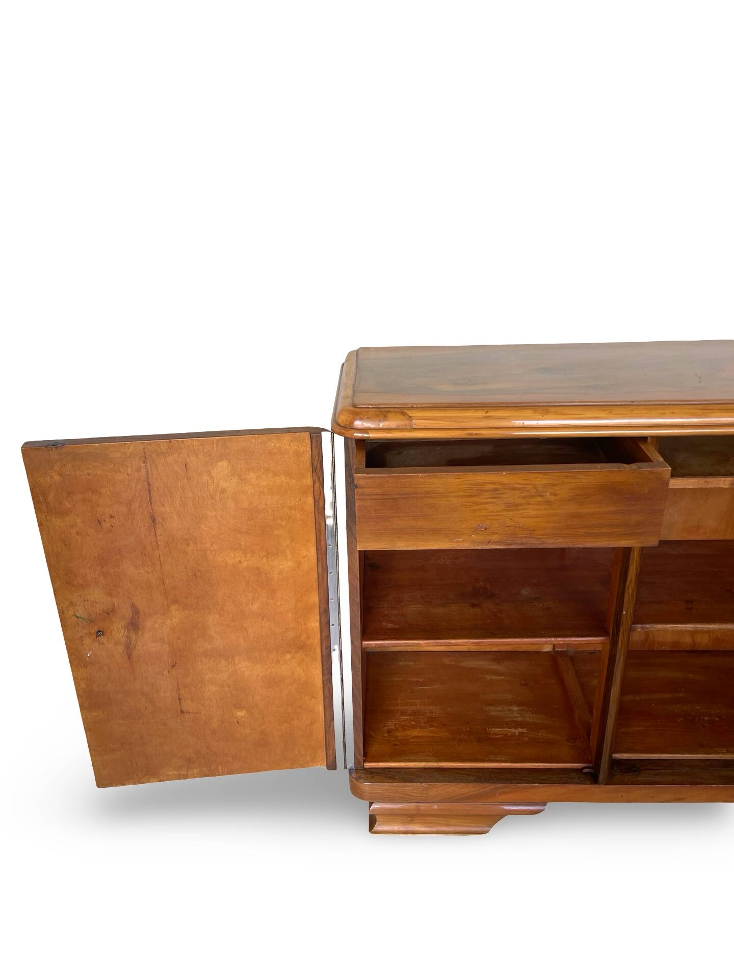 Italian Art deco burl walnut sideboard, of great quality.