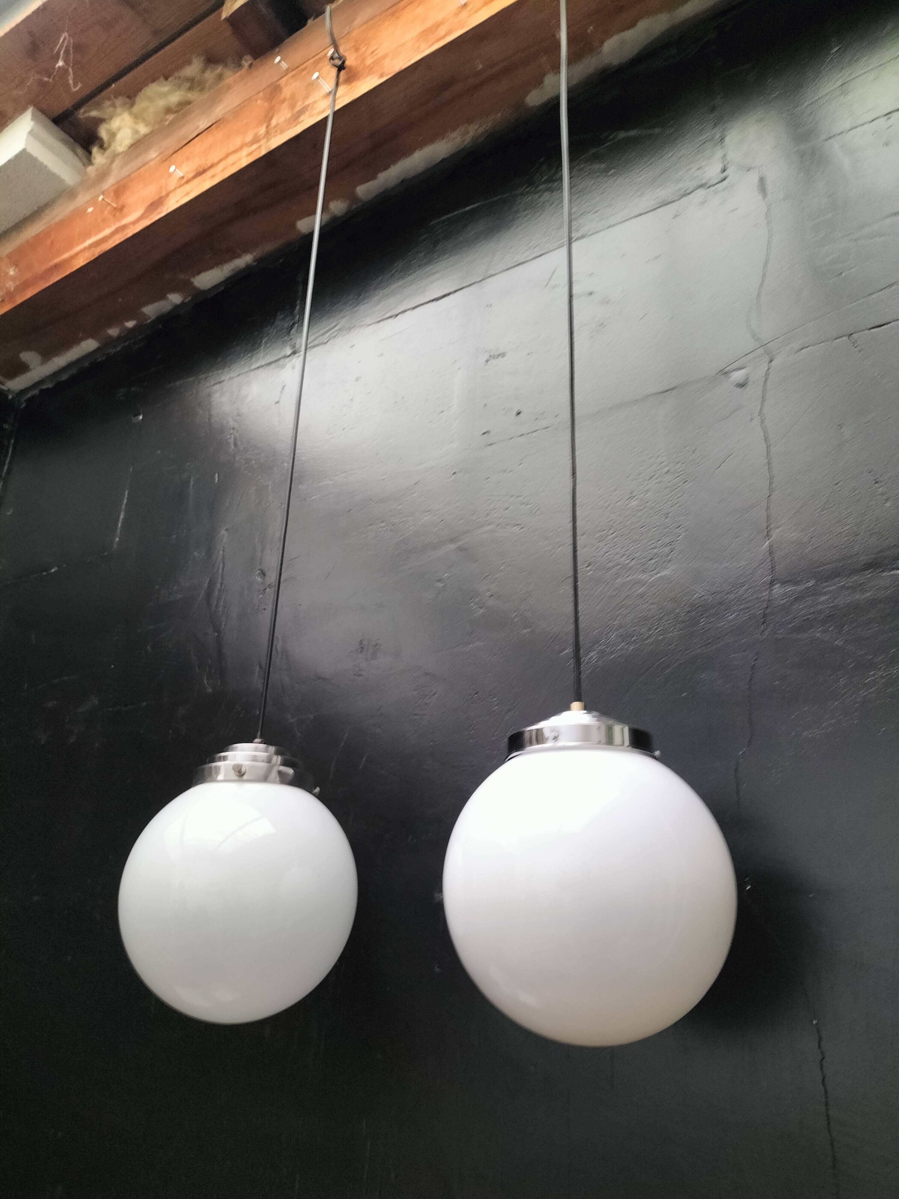 2 suspensions boules opalines
