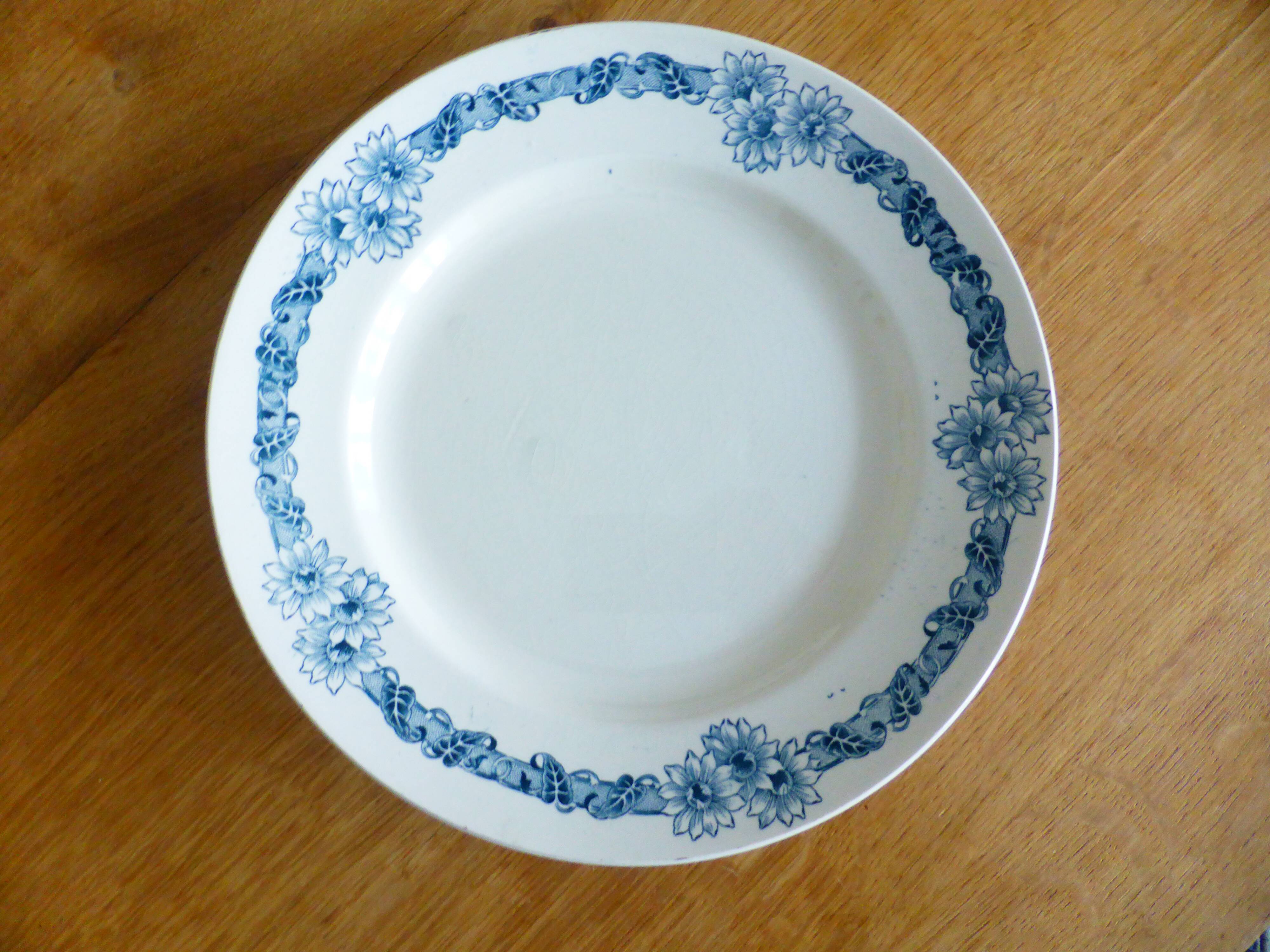 Flat plate, Longchamp in ironstone, model Denise 221253.
