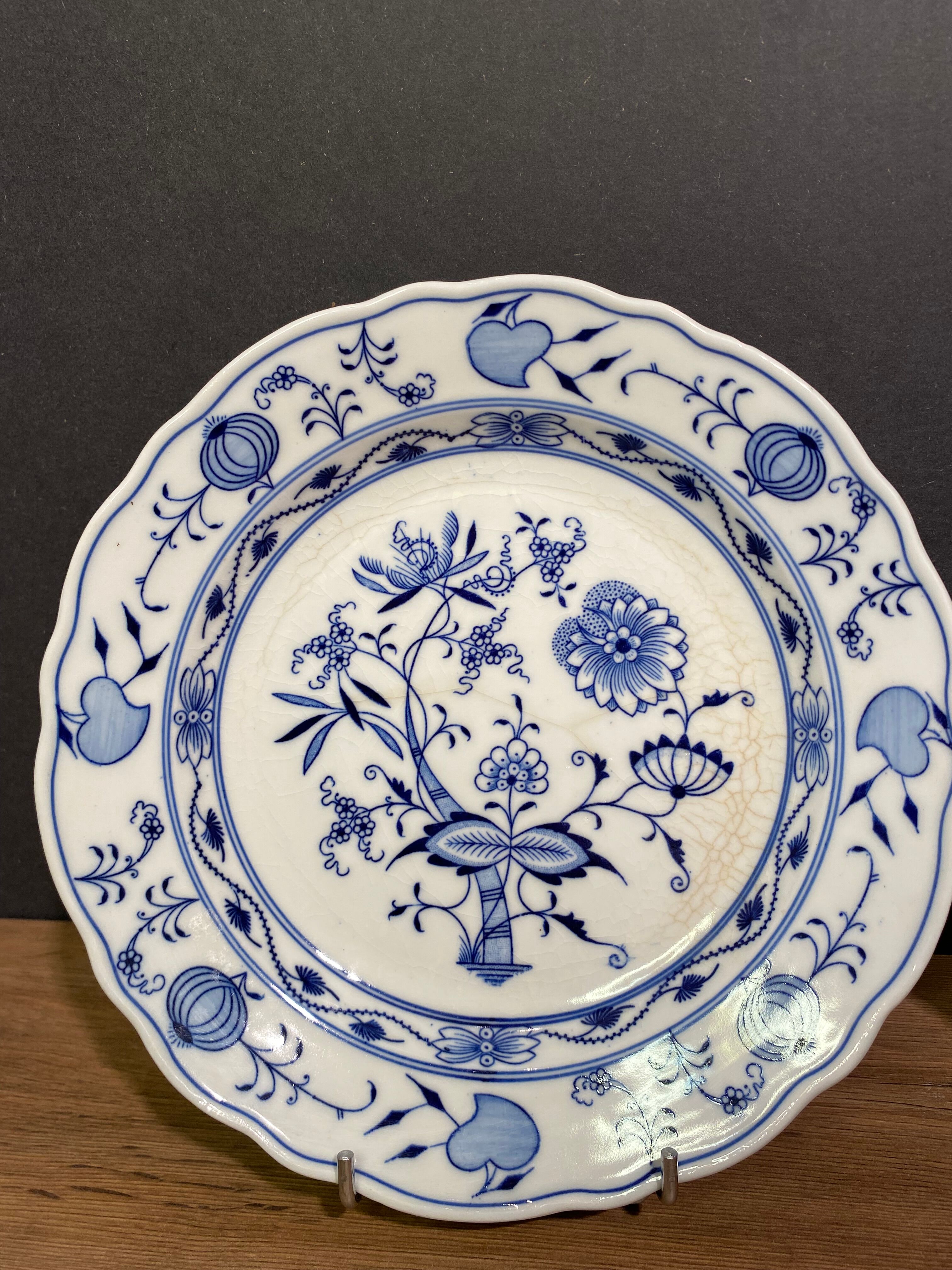 Pair of hollow plates in Meissen porcelain, onion décor