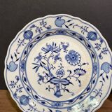 Pair of hollow plates in Meissen porcelain, onion décor