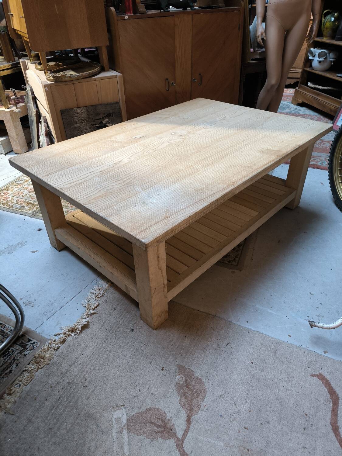 Table basse en frêne massif double plateau vers 1980