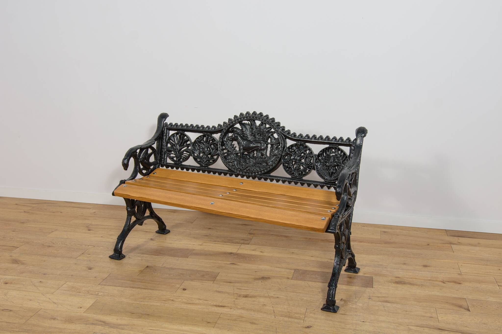 Victorian Cast Iron Garden Set – Bench and Two Armchairs, United Kingdom, Late 19th / Early 20th Century