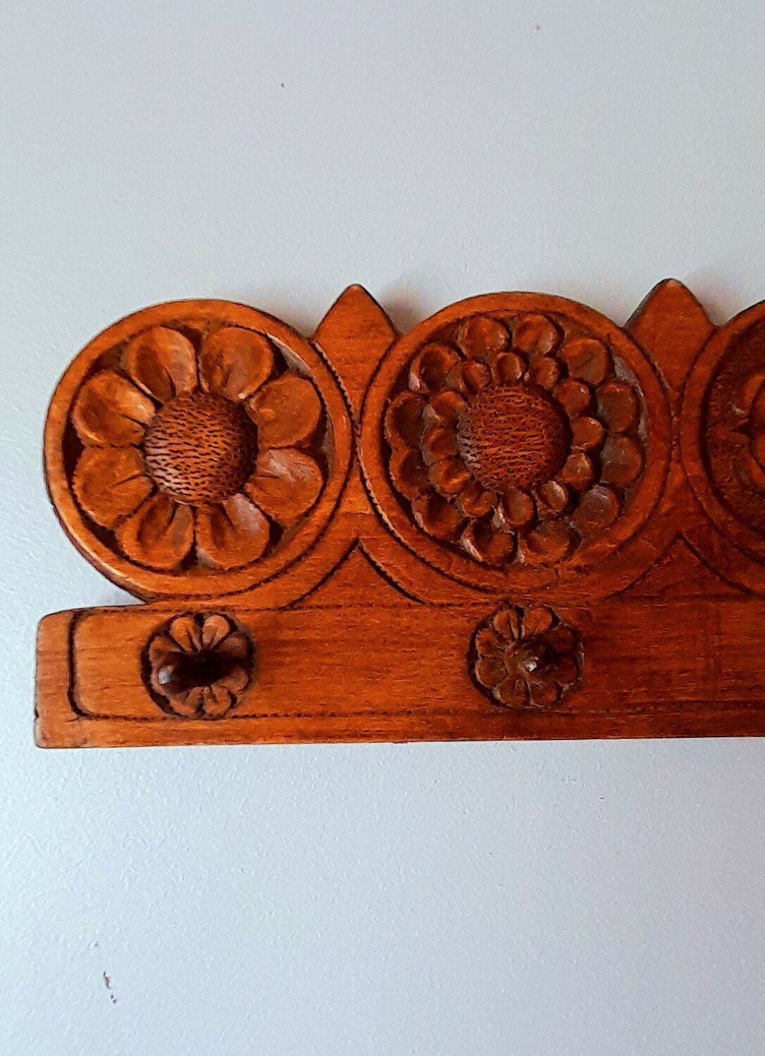 Wall key ring in carved wood 70s