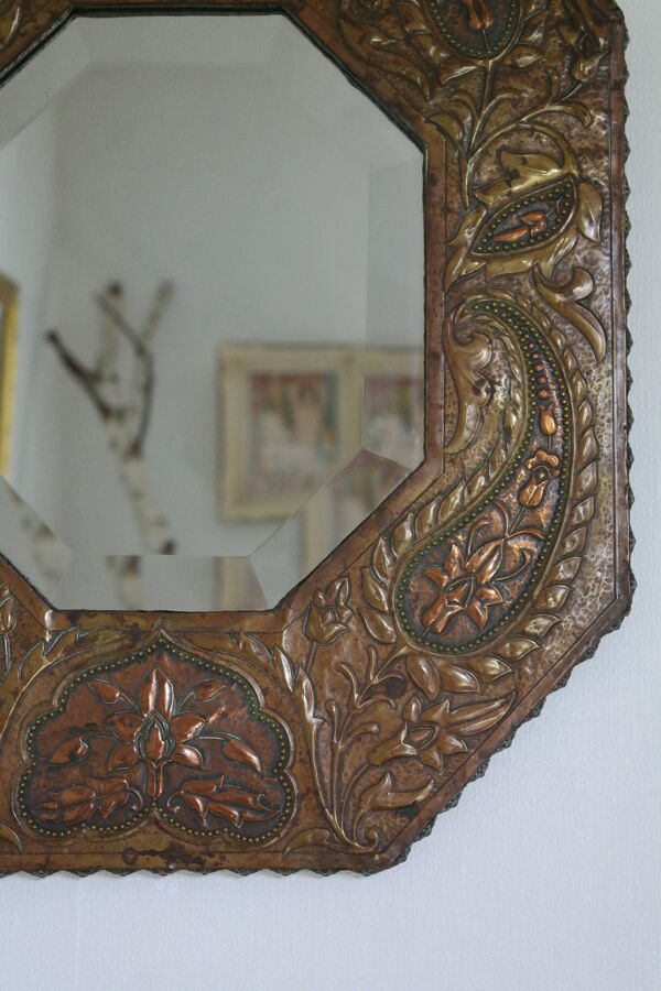 Miroir artisanal biseauté en cuivre repoussé ancien - 54x45cm
