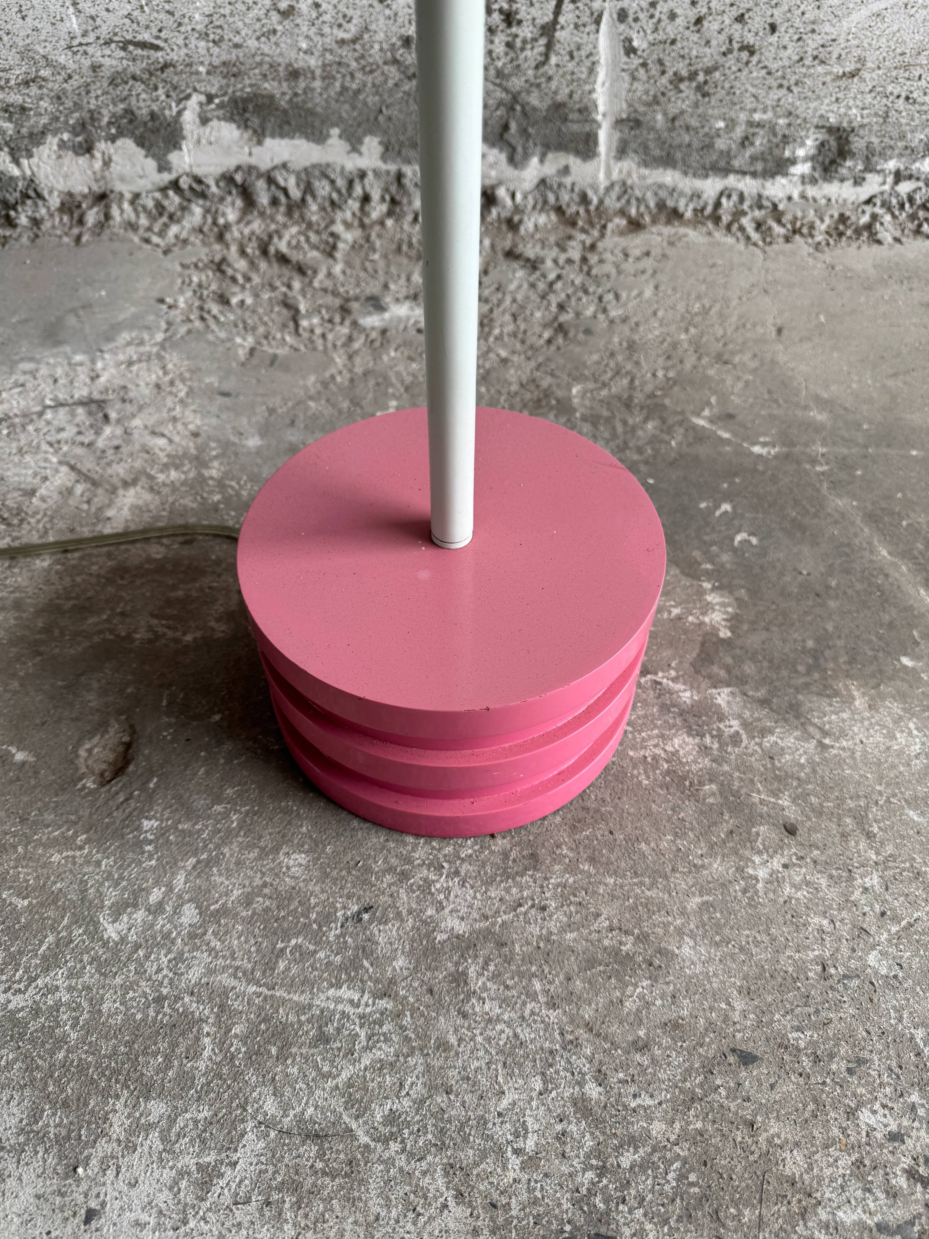 Lampadaire vintage IKEA en métal blanc avec abat-jour en tissu rose et accents colorés
