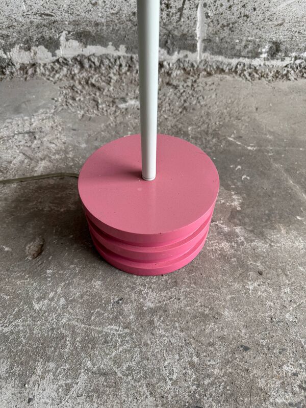 Lampadaire vintage IKEA en métal blanc avec abat-jour en tissu rose et accents colorés
