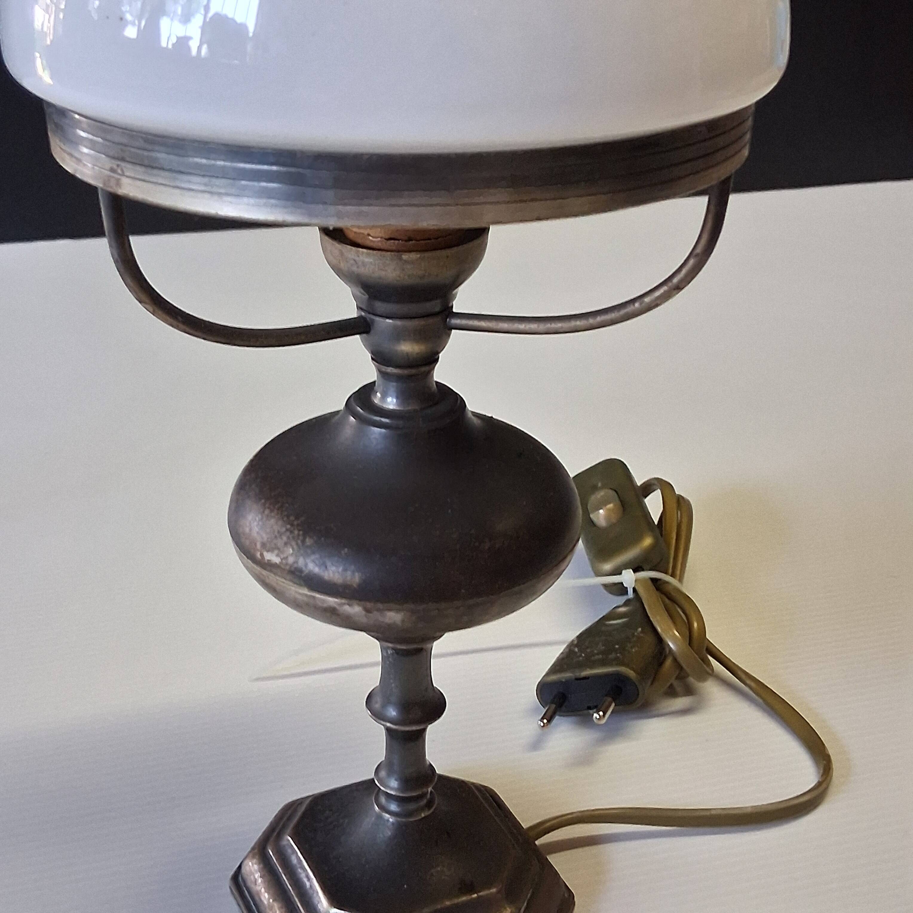 Very pretty lamp in tin with an opaline glass globe in very good condition.