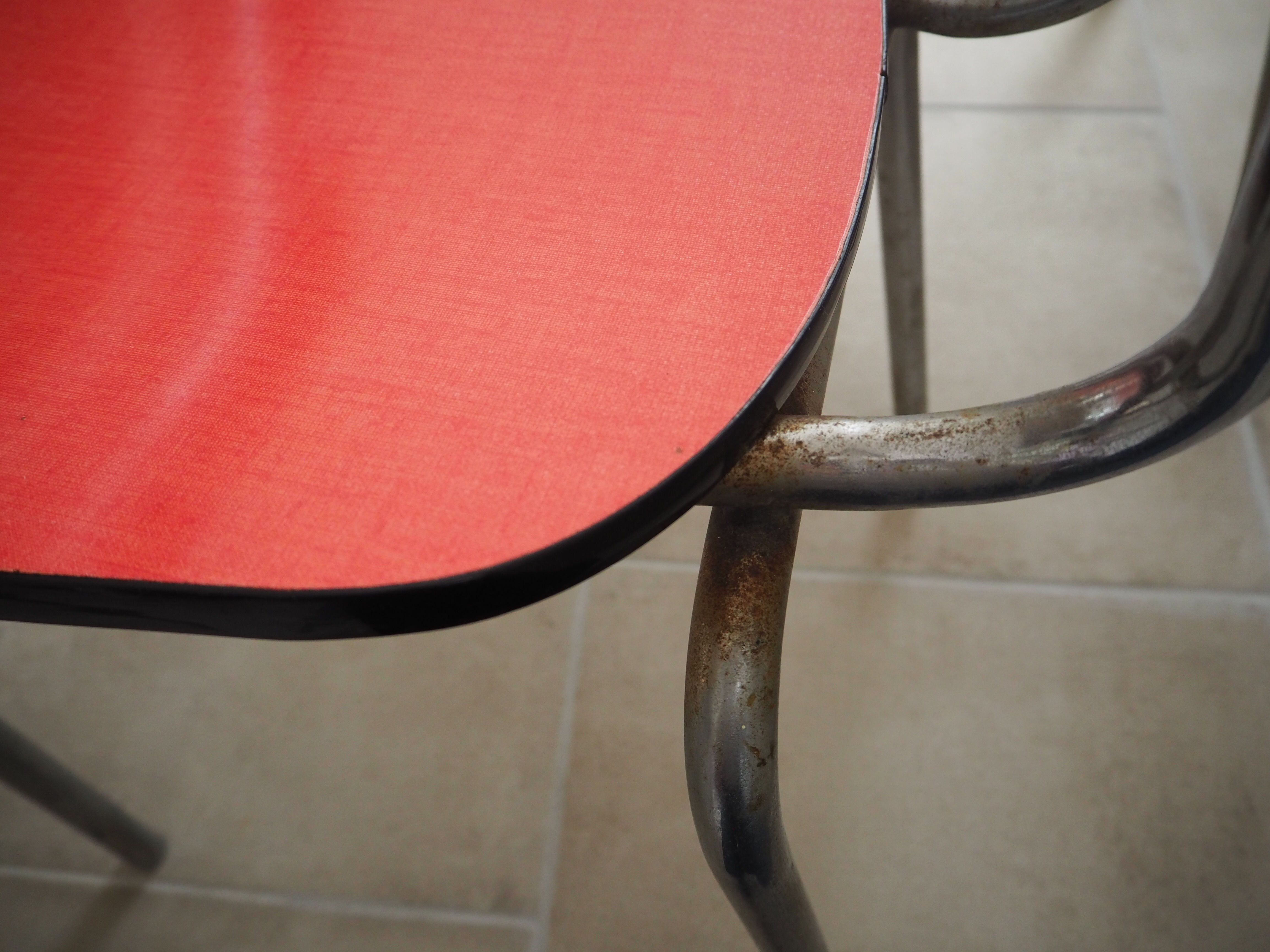 TABLE with two Italian EXTENSIONS and its 6 vintage CHAIRS of the 1970s in red color
