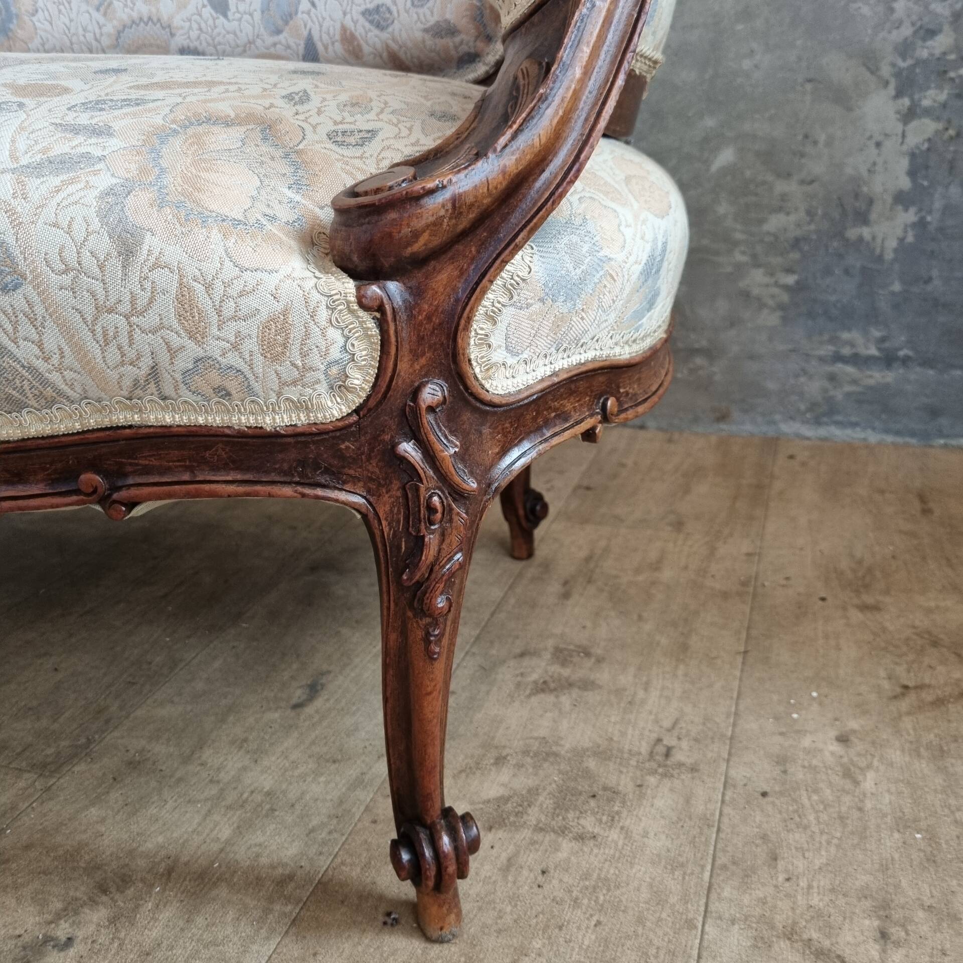 Small sofa or bench in Louis XV style, rococo.